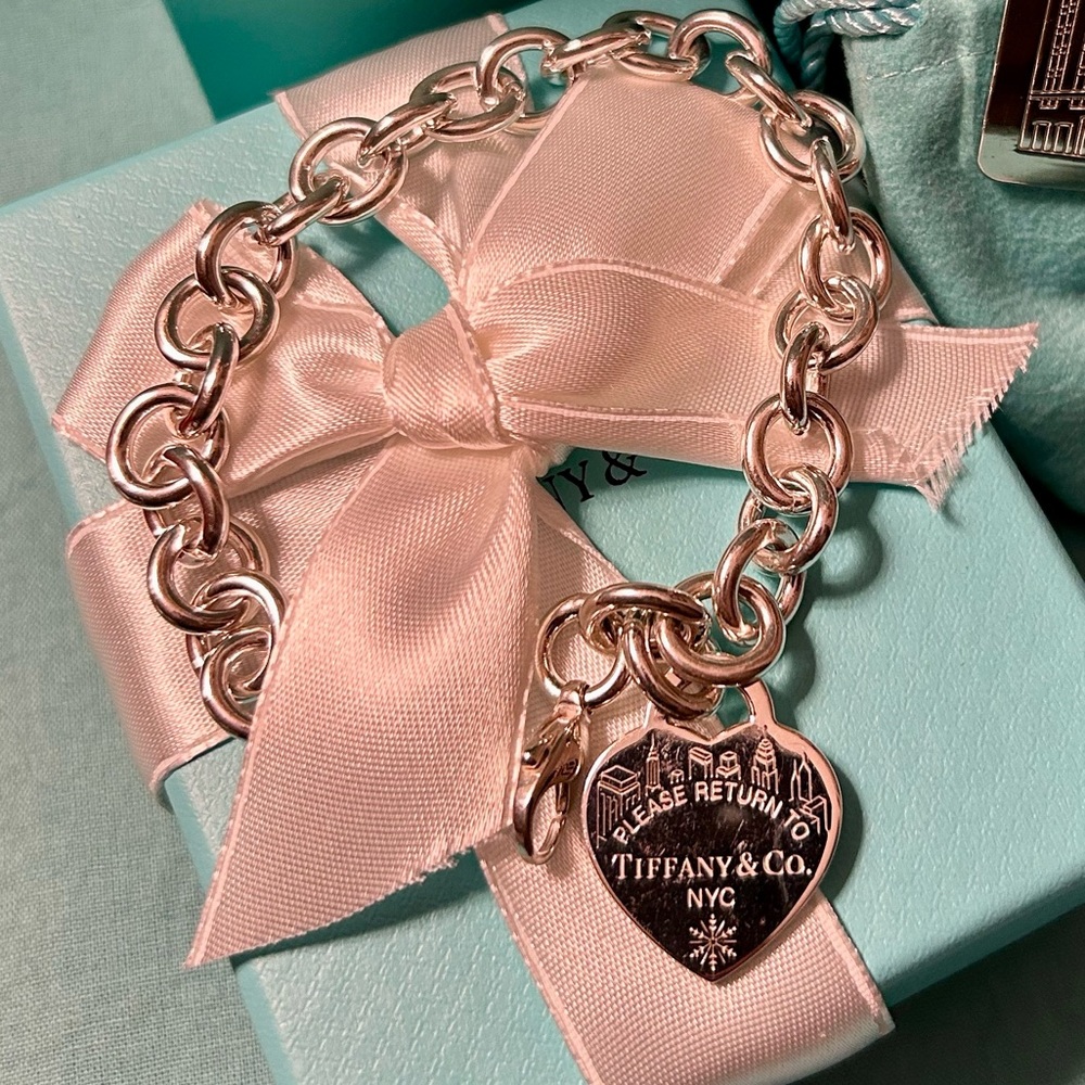 Tiffany & Co. Landmark exclusive Holiday Heart Tag Bracelet Retired New